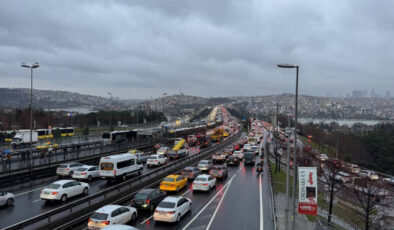 İstanbul’da yağış trafiği felç etti