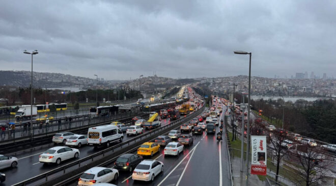 İstanbul’da yağış trafiği felç etti